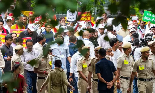 தேர்தல் ஆணையம் நோக்கி பேரணி: இந்தியா கூட்டணி எம்.பி.க்கள் தடுத்து நிறுத்தம்