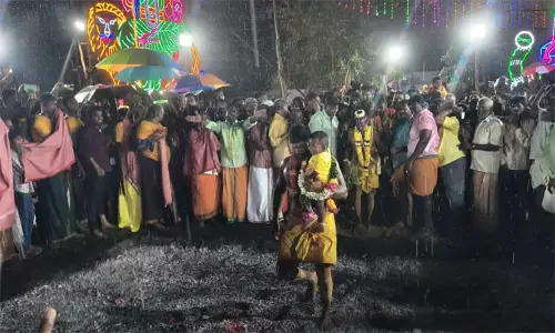 திருவள்ளூரில் தீமிதி விழா: கொட்டும் மழையில் நனைந்தபடி தீ மிதித்த பக்தர்கள் திருவள்ளூரில் தீமிதி விழா: கொட்டும் மழையில் நனைந்தபடி தீ மிதித்த பக்தர்கள்