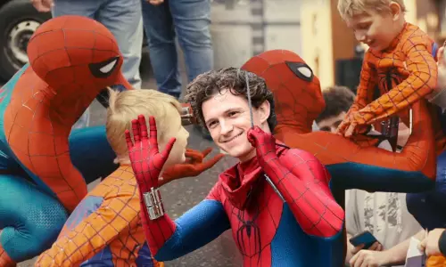 Spider-Man gave a pleasant surprise to a young fan... - Video goes viral Spider-Man gave a pleasant surprise to a young fan... - Video goes viral