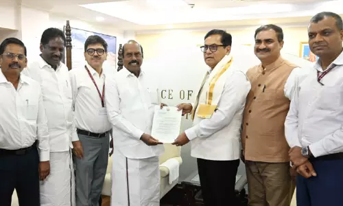 சிறு துறைமுகத் திட்டங்களை விரைவில் செயல்படுத்த வலியுறுத்தி மத்திய மந்திரியிடம் எ.வ.வேலு மனு சிறு துறைமுகத் திட்டங்களை விரைவில் செயல்படுத்த வலியுறுத்தி மத்திய மந்திரியிடம் எ.வ.வேலு மனு