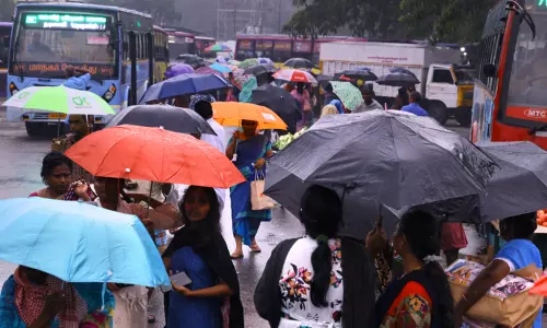 சென்னையில் பல்வேறு பகுதிகளில் பரவலாக மழை சென்னையில் பல்வேறு பகுதிகளில் பரவலாக மழை