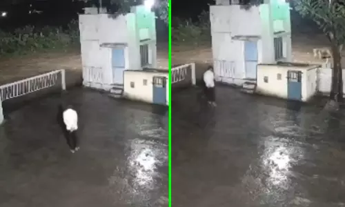 அவசரத்துக்கு ஒதுங்க போன நபரின் எதிரில் திடீரென வந்த சிங்கம்; அடுத்து திக் திக் நிமிடங்கள்... வைரலான வீடியோ