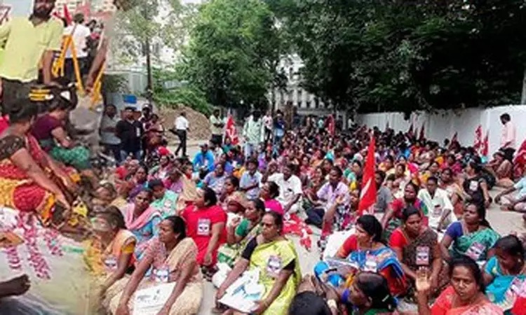 தூய்மை பணியாளர்களுக்கு எதிராக அரசு செயல்படுவது போன்று போலி பிம்பம்: ஐகோர்ட்டில் விளக்கம் தூய்மை பணியாளர்களுக்கு எதிராக அரசு செயல்படுவது போன்று போலி பிம்பம்: ஐகோர்ட்டில் விளக்கம்