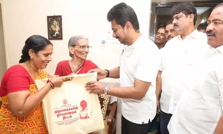 வயது முதிர்ந்த பயனாளிகளின் இல்லங்களுக்கு நேரில் சென்று ரேஷன் பொருட்களை வழங்கிய உதயநிதி ஸ்டாலின்
