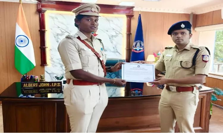 ஒருவரை ஒருவர் கத்தியால் தாக்கி தகராறு: தடுத்து நிறுத்திய எஸ்.ஐ.க்கு தூத்துக்குடி எஸ்.பி. பாராட்டு