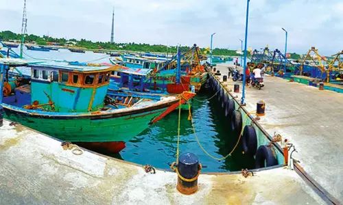 ராமேஸ்வரம் மீனவர்கள் 2-வது நாளாக வேலைநிறுத்தம் ராமேஸ்வரம் மீனவர்கள் 2-வது நாளாக வேலைநிறுத்தம்