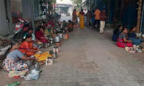 ஆடி கடைசி செவ்வாய்: அம்மன் கோவில்களில் பொங்கலிட்டு, கொழுக்கட்டை, கூழ் படைத்து சிறப்பு வழிபாடு ஆடி கடைசி செவ்வாய்: அம்மன் கோவில்களில் பொங்கலிட்டு, கொழுக்கட்டை, கூழ் படைத்து சிறப்பு வழிபாடு