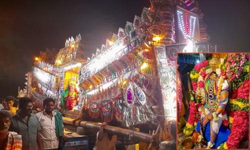 வடமதுரை ஆடித்திருவிழா: முத்துப்பல்லக்கில் வீதியுலா வந்த சௌந்தரராஜ பெருமாள் வடமதுரை ஆடித்திருவிழா: முத்துப்பல்லக்கில் வீதியுலா வந்த சௌந்தரராஜ பெருமாள்