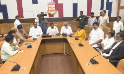 ரிப்பன் மாளிகையில் அமைச்சர்கள் - தூய்மைப் பணியாளர்கள் பேச்சுவார்த்தை