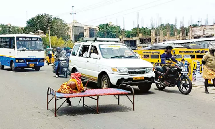 வயதான தாயை கட்டிலுடன் சாலையின் நடுவே அமர வைத்த நபர்; தேனியில் பரபரப்பு வயதான தாயை கட்டிலுடன் சாலையின் நடுவே அமர வைத்த நபர்; தேனியில் பரபரப்பு