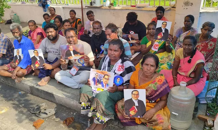 போராட்டத்தில் ஈடுபட்டுள்ள  தூய்மை பணியாளர்கள் மீது நடவடிக்கை எடுக்க சென்னை ஐகோர்ட்டு உத்தரவு