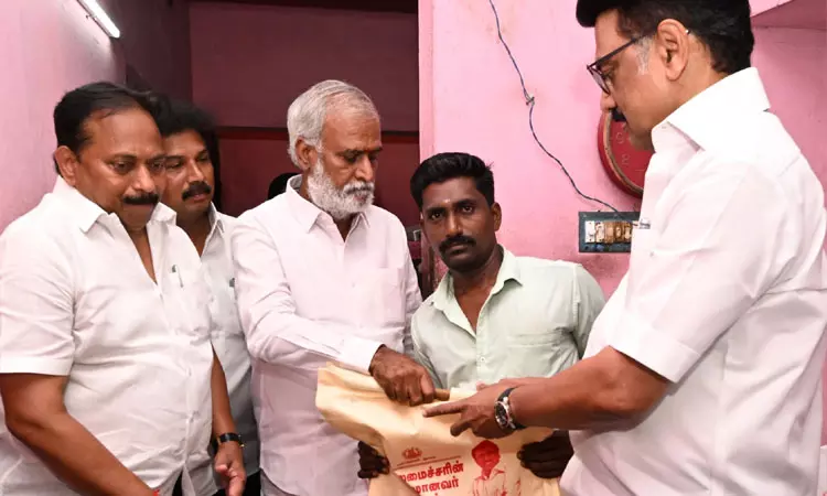 முதியோர், மாற்றுத்திறனாளிகளுக்கு வீடு தேடி ரேஷன் பொருள் என்றைக்கு வரும் தெரியுமா? முதியோர், மாற்றுத்திறனாளிகளுக்கு வீடு தேடி ரேஷன் பொருள் என்றைக்கு வரும் தெரியுமா?