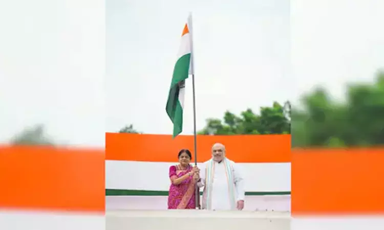 உள்துறை மந்திரி அமித்ஷா, வீட்டில் தேசியக்கொடி ஏற்றினார்