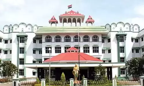 உள்நோக்கம் இன்றி பெண்ணின் கையை பிடித்து இழுப்பது குற்றமாகாது - ஐகோர்ட் மதுரை கிளை