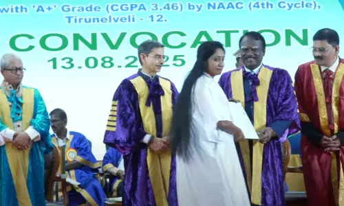 கவர்னர் ஆர்.என்.ரவியிடம் பட்டம் பெற மாணவி மறுப்பு: நெல்லையில் பரபரப்பு கவர்னர் ஆர்.என்.ரவியிடம் பட்டம் பெற மாணவி மறுப்பு: நெல்லையில் பரபரப்பு