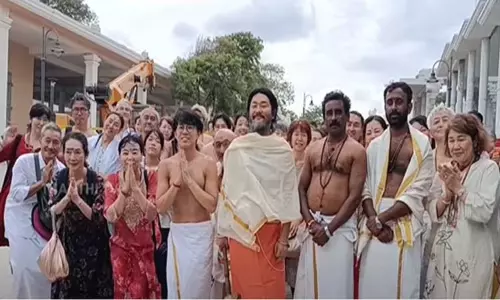 திருச்செந்தூர் முருகன் கோவிலில் 100-க்கும் மேற்பட்ட ஜப்பான் பக்தர்கள் சாமி தரிசனம் திருச்செந்தூர் முருகன் கோவிலில் 100-க்கும் மேற்பட்ட ஜப்பான் பக்தர்கள் சாமி தரிசனம்