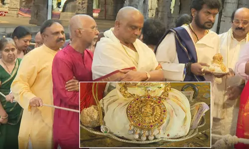 திருப்பதி கோவிலுக்கு ரூ.25 லட்சம் மதிப்பிலான தங்க நகையை நன்கொடையாக வழங்கிய பக்தர் திருப்பதி கோவிலுக்கு ரூ.25 லட்சம் மதிப்பிலான தங்க நகையை நன்கொடையாக வழங்கிய பக்தர்