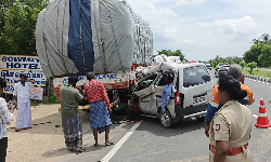 சாலையோரம் நின்ற லாரி மீது ஆம்னி கார் மோதி விபத்து