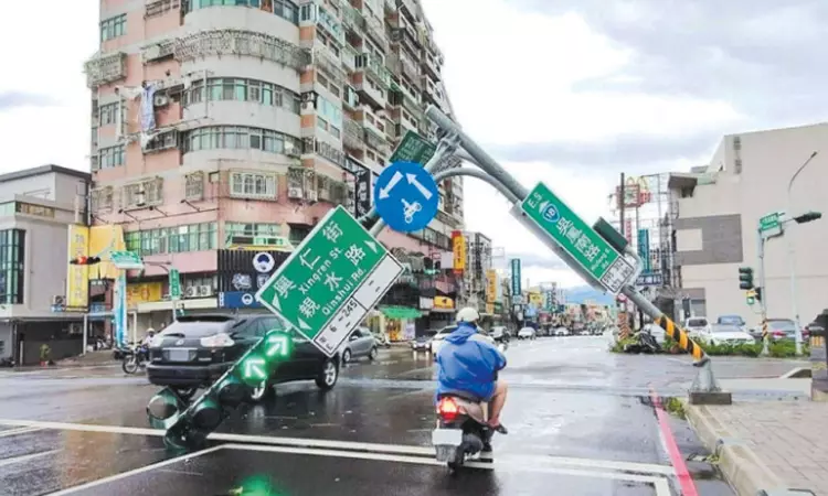 தைவானை உலுக்கிய ‘போடூல்’ புயல்:  400 விமானங்கள் ரத்து