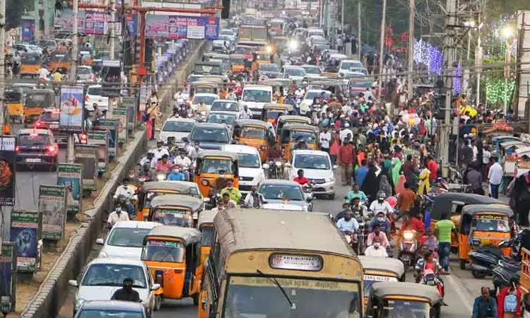 தென் மாவட்டங்கள் செல்வோர் மாற்று வழிகளை பயன்படுத்த போலீசார் அறிவுறுத்தல் தென் மாவட்டங்கள் செல்வோர் மாற்று வழிகளை பயன்படுத்த போலீசார் அறிவுறுத்தல்