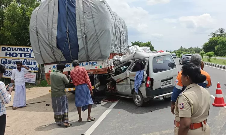சாலையோரம் நின்ற லாரி மீது ஆம்னி கார் மோதி விபத்து