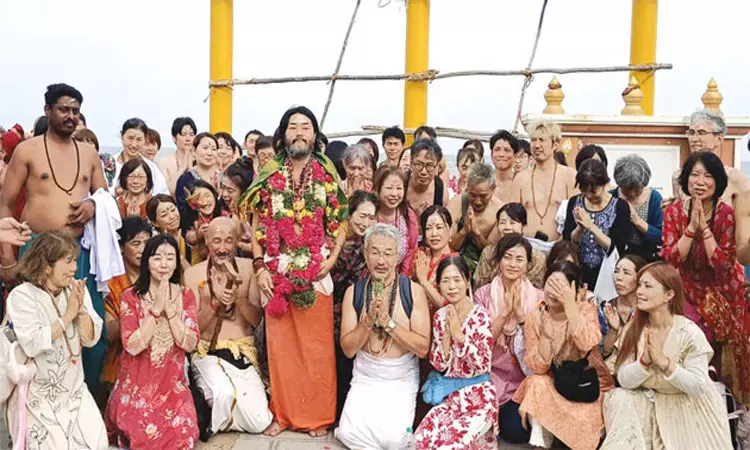 திருச்செந்தூர் கோவிலில் ஜப்பான் பக்தர்கள் சாமி தரிசனம்