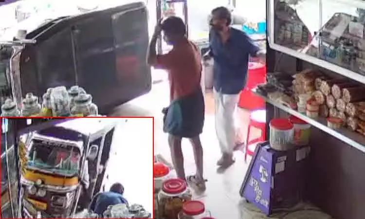 கட்டுப்பாட்டை இழந்து பேக்கரிக்குள் புகுந்த ஆட்டோ - வீடியோ கட்டுப்பாட்டை இழந்து பேக்கரிக்குள் புகுந்த ஆட்டோ - வீடியோ