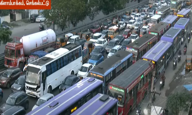 தொடர் விடுமுறை: சொந்த ஊர்களுக்கு படையெடுத்த மக்கள்.. கிளாம்பாக்கத்தில் போக்குவரத்து நெரிசல்