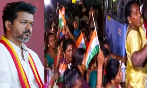 தூய்மை பணியாளர்கள் என்ன தேச விரோதிகளா? - அரசுக்கு விஜய் கடும் கண்டனம் தூய்மை பணியாளர்கள் என்ன தேச விரோதிகளா? - அரசுக்கு விஜய் கடும் கண்டனம்