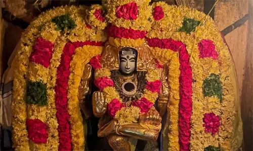 ஆலங்குடியில் குருவார வழிபாடு.. தங்க கவச அலங்காரத்தில் அருள்பாலித்த குரு பகவான் ஆலங்குடியில் குருவார வழிபாடு.. தங்க கவச அலங்காரத்தில் அருள்பாலித்த குரு பகவான்