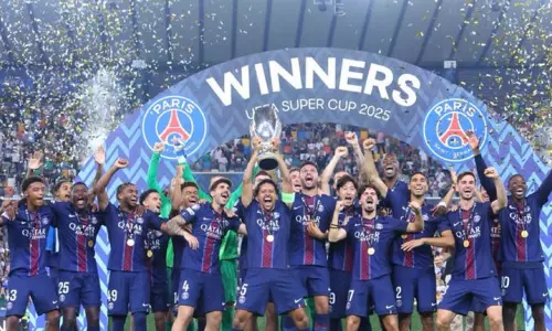 சூப்பர் கோப்பை கால்பந்து: சாம்பியன் பட்டம் வென்ற  பி.எஸ்.ஜி.