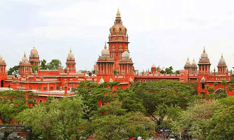 சுதந்திர தினத்தன்று தேசியக்கொடி ஏற்றுவதை தடுப்பது துரதிருஷ்டவசமானது: ஐகோர்ட்டு கடும் கண்டனம்