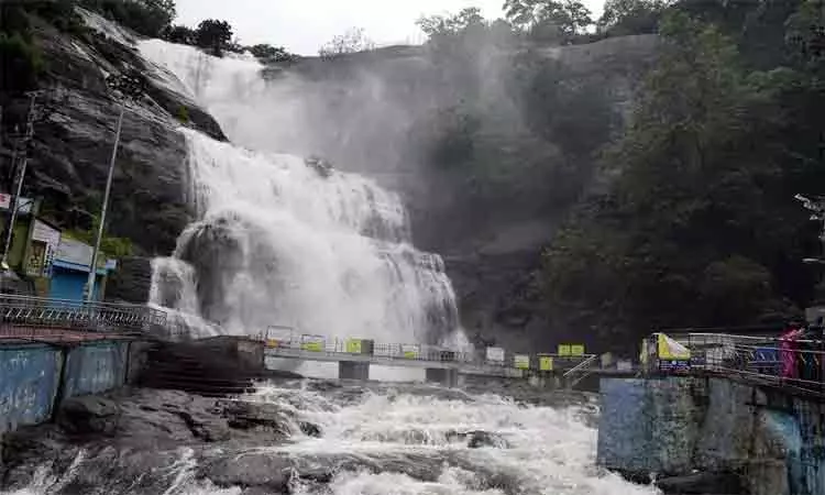 குற்றால அருவிகளில் குளிக்கத் தடை