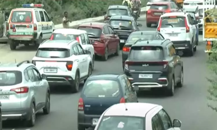 சொந்த ஊருக்கு படையெடுக்கும் மக்கள்; விழுப்புரம்-சென்னை தேசிய நெடுஞ்சாலையில் போக்குவரத்து நெரிசல்