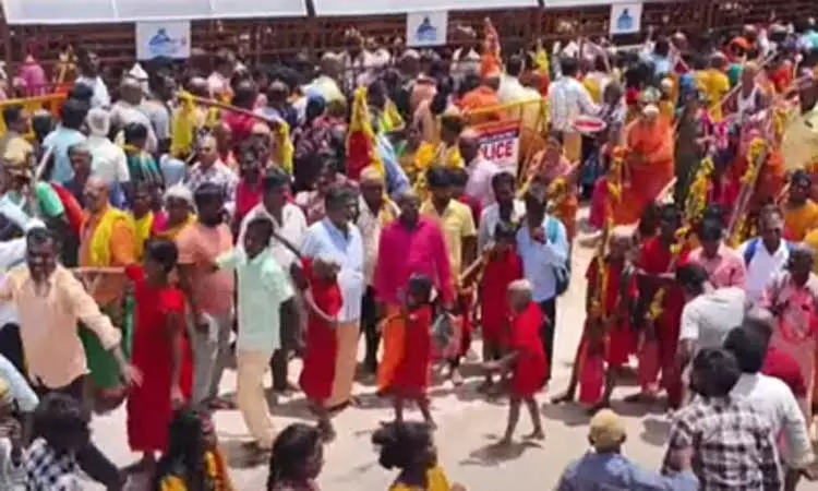 திருத்தணி முருகன் கோவிலில் குவிந்த பக்தர்கள் கூட்டம்  பரணி காவடி எடுத்து வழிபாடு