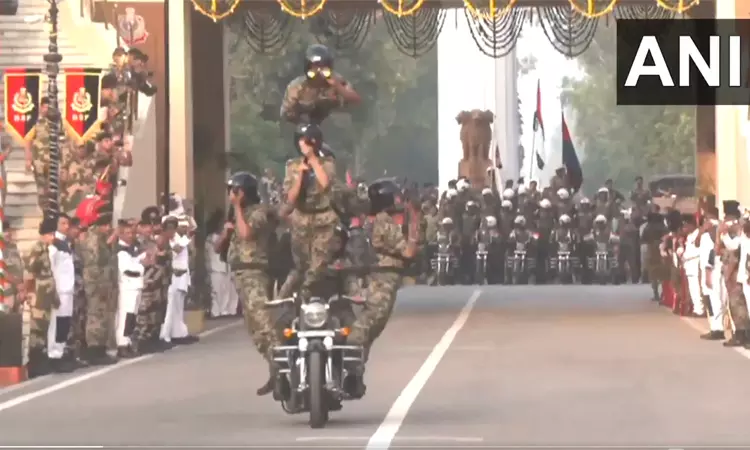 அட்டாரி - வாகா எல்லையில் தேசியக்கொடி இறக்கும் நிகழ்வு