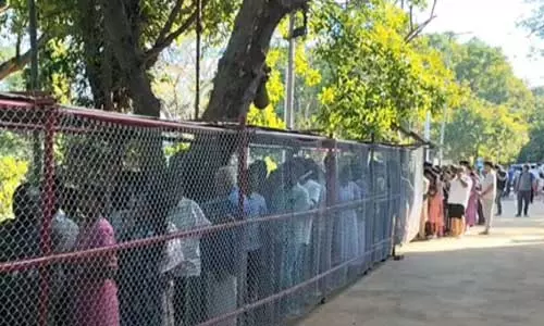 திருப்பதியில் அலைமோதும் கூட்டம்; இலவச தரிசனத்திற்கு 24 மணி நேரம் காத்திருக்கும் பக்தர்கள் திருப்பதியில் அலைமோதும் கூட்டம்; இலவச தரிசனத்திற்கு 24 மணி நேரம் காத்திருக்கும் பக்தர்கள்