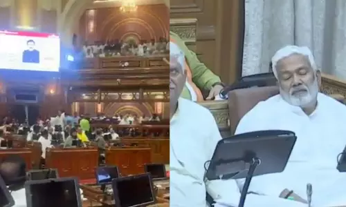 உத்தரபிரதேசத்தில் சட்டசபையில் தூங்கிய மந்திரி - வைரல் வீடியோ உத்தரபிரதேசத்தில் சட்டசபையில் தூங்கிய மந்திரி - வைரல் வீடியோ