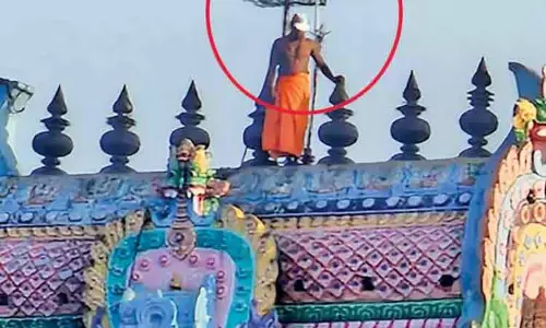 புதுக்கோட்டை: கோபுரத்தில் ஏறி போராட்டத்தில் ஈடுபட்டவருக்கு நேர்ந்த சோகம்