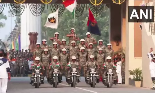 அட்டாரி-வாகா எல்லையில் கொடியிறக்கும் நிகழ்ச்சி - ஆயிரக்கணக்கானோர் கண்டுகளிப்பு அட்டாரி-வாகா எல்லையில் கொடியிறக்கும் நிகழ்ச்சி - ஆயிரக்கணக்கானோர் கண்டுகளிப்பு