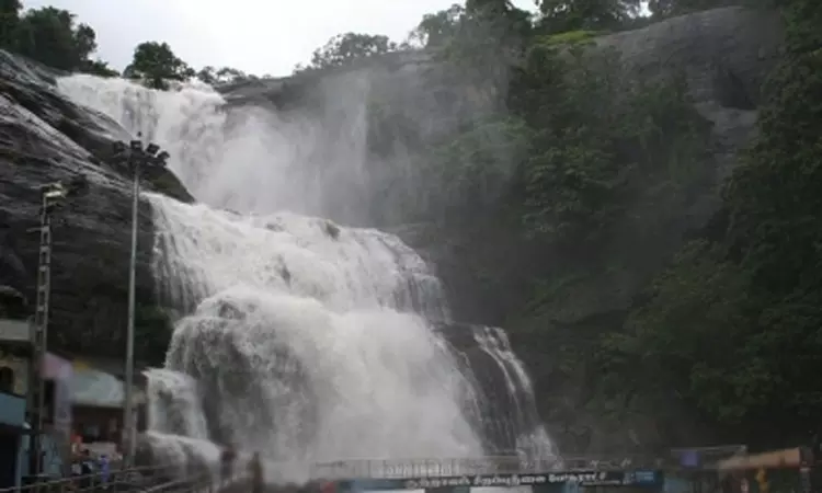 குற்றாலம் அருவிகளில் வெள்ளப்பெருக்கு - குளிக்க தடை - சுற்றுலா பயணிகள் ஏமாற்றம்