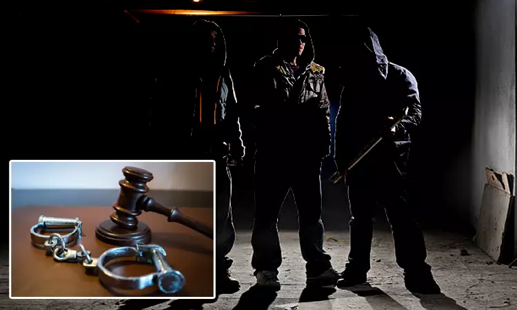 கோவையில் பயங்கர ஆயுதங்களுடன் சுற்றித் திரிந்த ரவுடி கும்பல் கைது