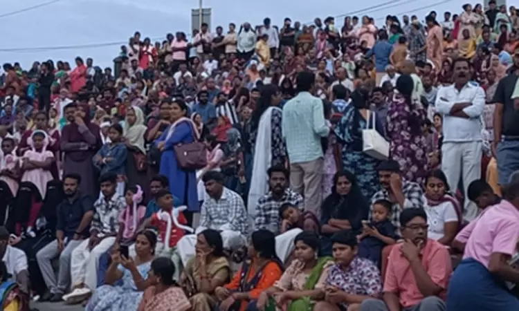 தொடர் விடுமுறை; கன்னியாகுமரியில் குவிந்த சுற்றுலா பயணிகள் தொடர் விடுமுறை; கன்னியாகுமரியில் குவிந்த சுற்றுலா பயணிகள்