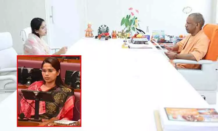 சமாஜ்வாதி கட்சியில் இருந்து நீக்கப்பட்ட பெண் எம்.எல்.ஏ., யோகி ஆதித்யநாத்துடன் சந்திப்பு