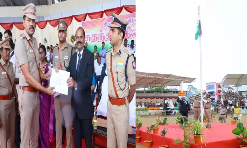 திருநெல்வேலி: கலெக்டர் தேசிய கொடியை ஏற்றினார்; போலீசாருக்கு பாராட்டு சான்றிதழ் வழங்கினார்
