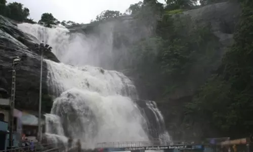 குற்றாலம் அருவிகளில் வெள்ளப்பெருக்கு - குளிக்க தடை - சுற்றுலா பயணிகள் ஏமாற்றம்