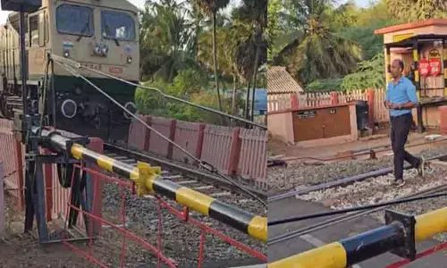 மூடப்படாத ரெயில்வே கேட் - ரெயில் ஓட்டுநரின் சாமர்த்தியத்தால் விபத்து தவிர்ப்பு