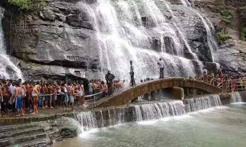 குற்றாலம் அருவிகளில் குளிக்க அனுமதி: சுற்றுலா பயணிகள் மகிழ்ச்சி குற்றாலம் அருவிகளில் குளிக்க அனுமதி: சுற்றுலா பயணிகள் மகிழ்ச்சி