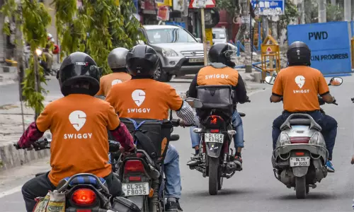 பயன்பாட்டு கட்டணத்தை  உயர்த்திய ஸ்விக்கி : வாடிக்கையாளர்கள் அதிர்ச்சி