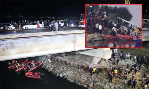 அல்ஜீரியா: ஆற்றில் பஸ் கவிழ்ந்ததில் 18 பயணிகள் பலி